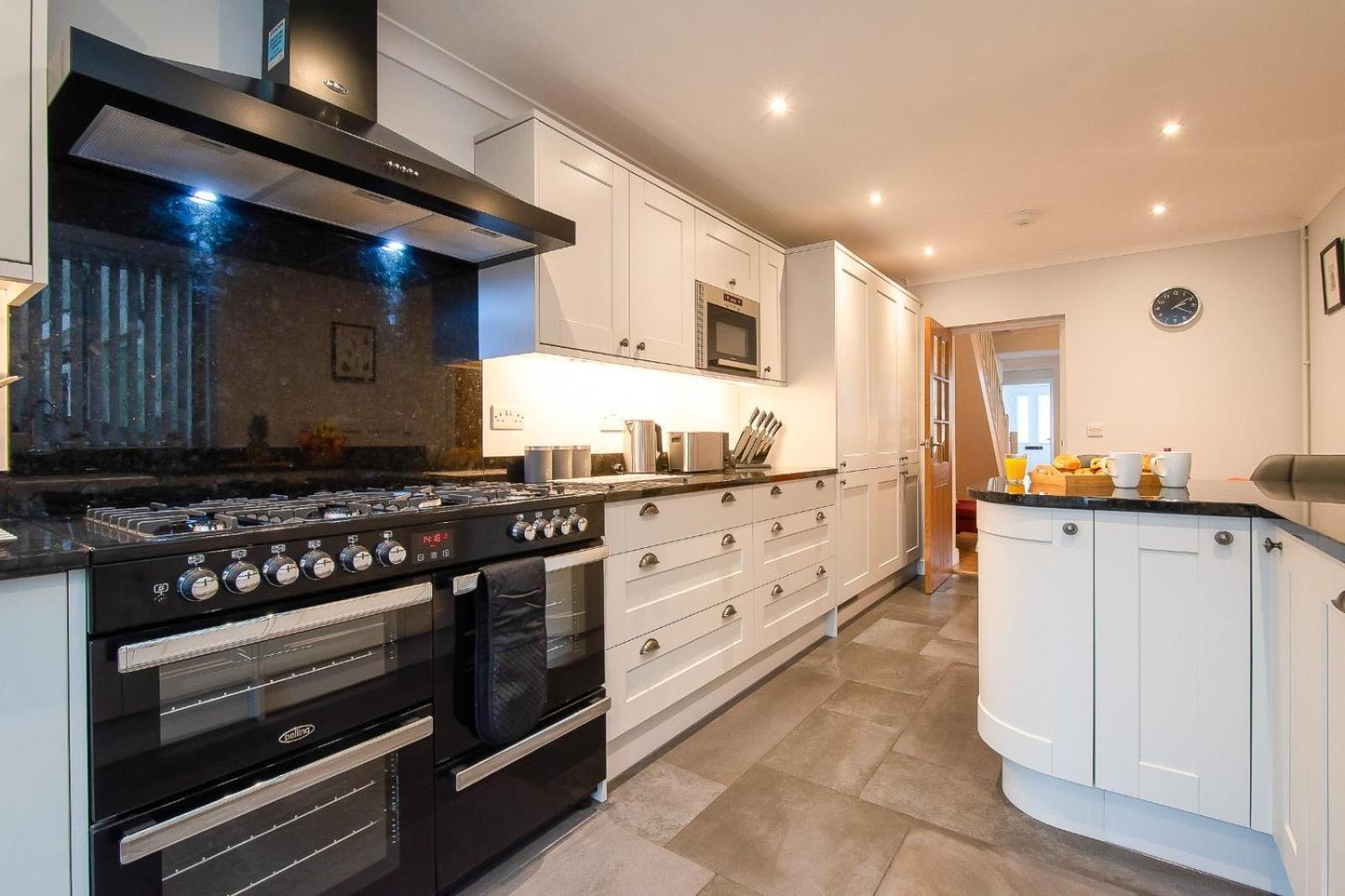 Casa One Hundred - A Beautiful 4 Bed House On The Beach Front Swansea Exterior photo