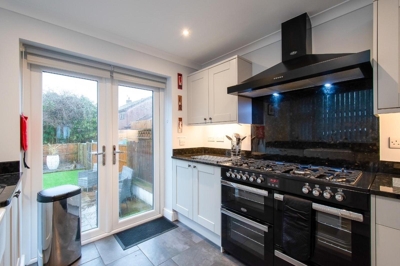 Casa One Hundred - A Beautiful 4 Bed House On The Beach Front Swansea Exterior photo